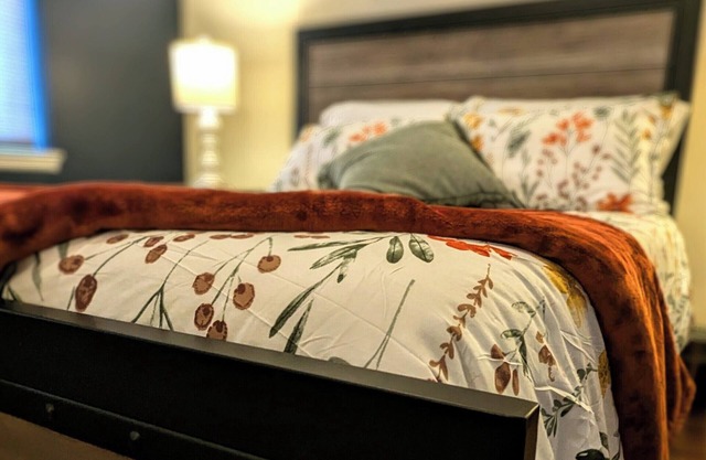Relax at a Rustic Oasis- Walk 2 everything! Cyclist Welcomed & Pet friendly!