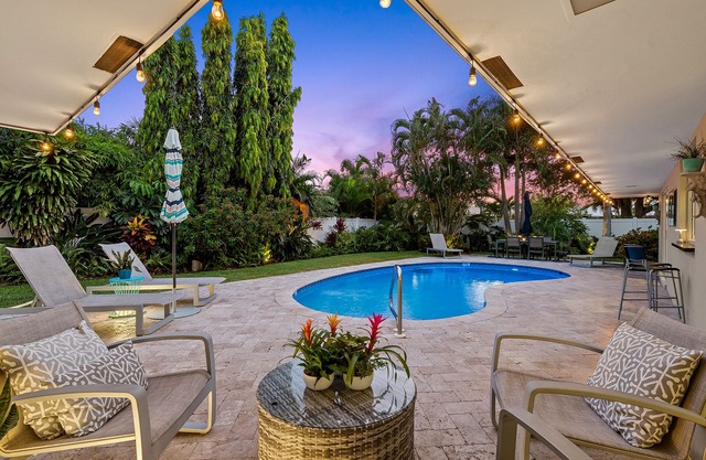 RELAX AT SERENITY PLACE, A STUNNING MODERN & CONTEMPORARY HEATED POOL HOME!