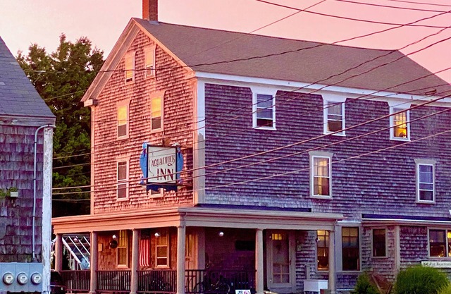 Relax by the sea! Bed & Breakfast room near Horseneck State Beach
