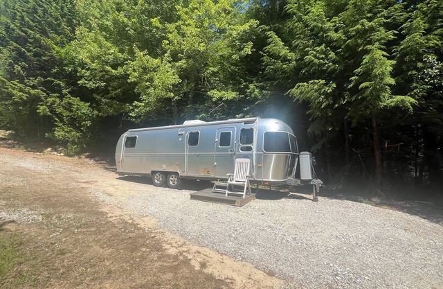 Relax in Style – Luxury Airstream Glamping Getaway Waterfront on Sportsmans Pond