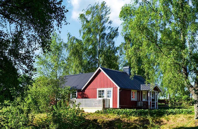 Relax in this beautiful and charming holiday home with a fantastic lake view.
