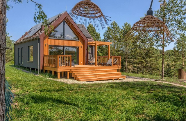 Relax in this cottage near the lake and forest