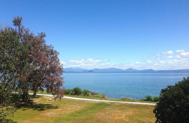 Relax Lakeside - Five Mile Bay Holiday Home