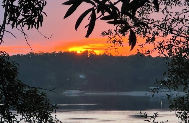 Relax on Crystal Lake! 20 min to Panama City, hiking, preserves & parks.