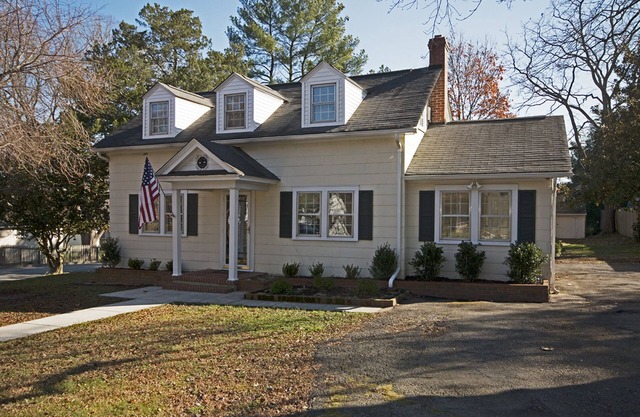 Relax, Recharge And Enjoy.Near Williamsburg Walk To Restaurants and Shops