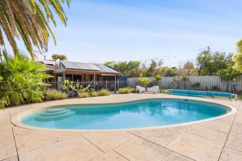 Relaxed Coastal Living with Poolside Bliss - Mullaloo