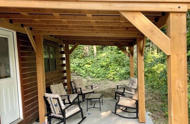 Relaxing 1-bedroom cabin with Loft, AC & WiFi on 5 acre timber w/trails & views