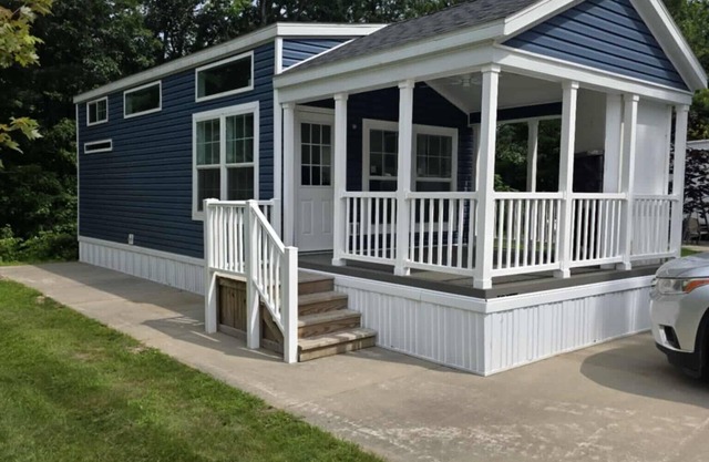 Relaxing 1Bed/1Bath + Loft For Extra Sleeping & Porch – Sun Retreats Campground