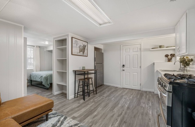 Relaxing 1BR Apartment in East Peoria - Close to Everything!