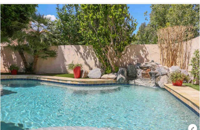 Relaxing 2 Bedroom retreat with a private pool