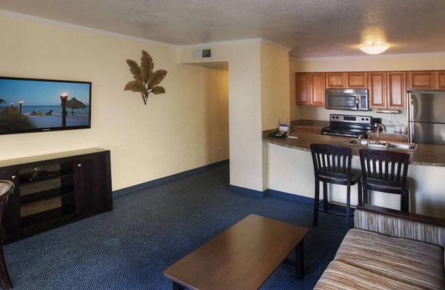 Relaxing 2BR w/King, Queen, Bay View & Beach