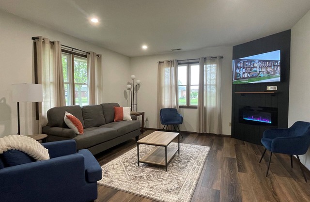 Relaxing Apartment - Near Parks & Downtown Life