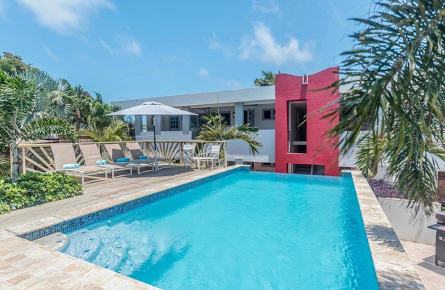 Relaxing, Central & Bright ~ Shared Pool & Garden!