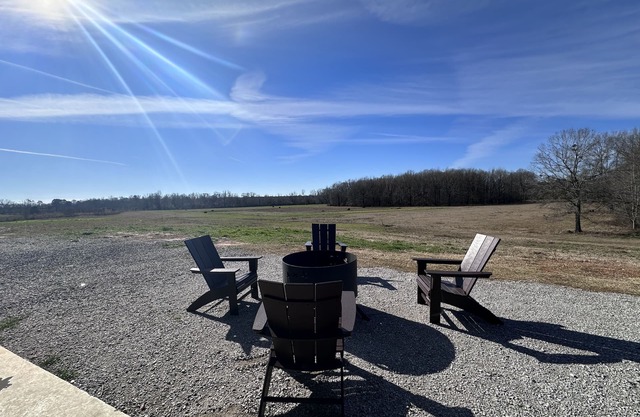 Relaxing gameday or hunting retreat on 150 acres w/loft