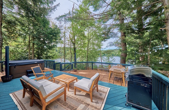 Relaxing Lakeview Cottage in Smallwood