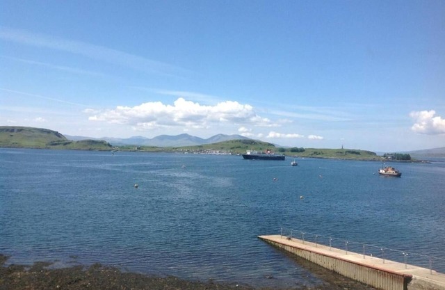 Relaxing Oban Room: Timeless Charm Near Ferries & Attractions, 4 Family Stays
