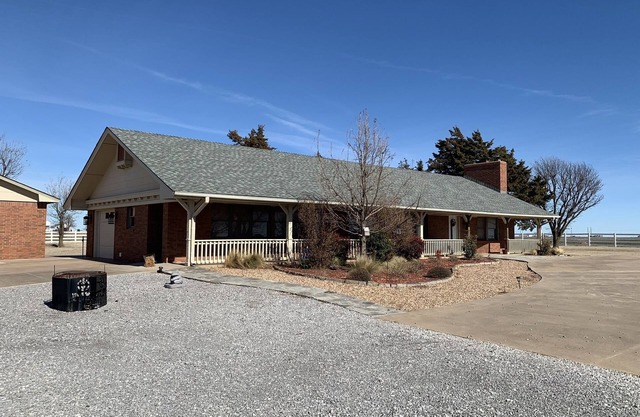Relaxing, open space farm stay with cattle, downstairs den, fireplace, pooltable