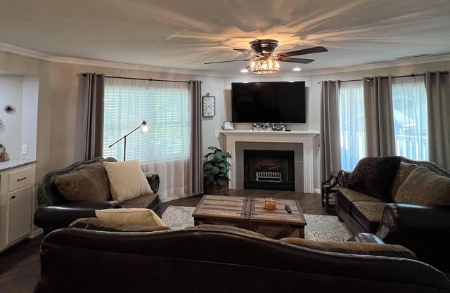 "Relaxing Retreat" No Stairs~Indoor Pool~Wifi~Lake View~Golf~Trout~Pickleball
