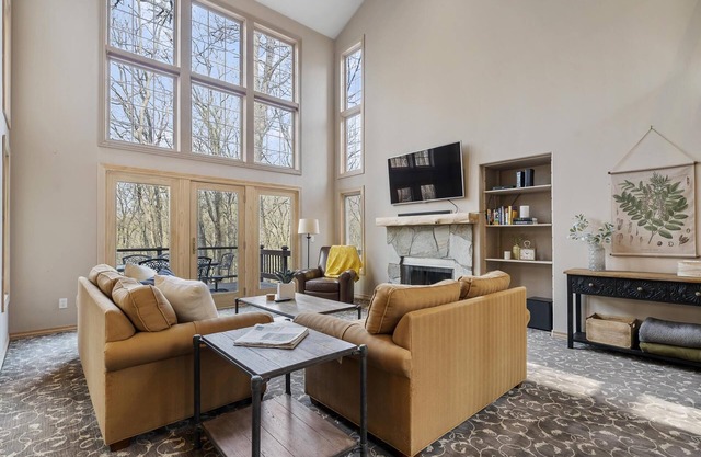 Relaxing Retreat - Close to Downtown Harbor Springs and Ski Resorts!