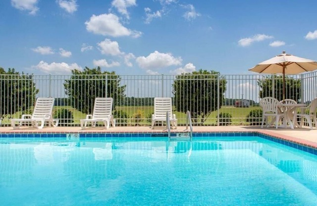 Relaxing Stay at Knights Inn Bunkie! Pool, Free Parking, Free Breakfast