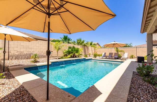 Relaxing stay with FREE heated pool! The Rimrock Retreat