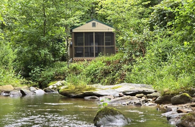 Relaxing Tiny Home On Creek, WIFI, Hot Shower
