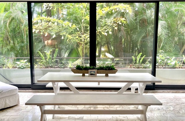 Relaxing tropical retreat near Diamond Head. Unwind and rejuvenate your senses.