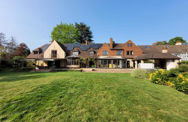 Remarkable 8 Bed Family House Sleeping 16 w Pool