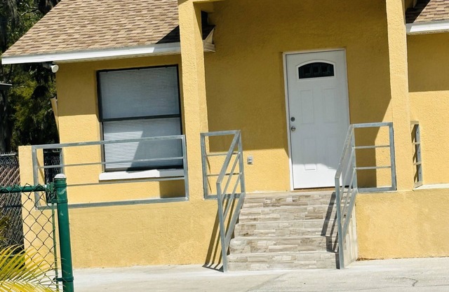 Remodeled Duplex. Close to apollo Beach and places to eat and entertainments.