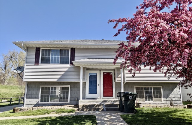 ☯ Remodeled Duplex Minutes to Downtown & Riverside