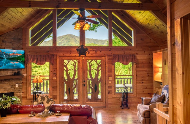 REMODELED ROMANTIC LUXURY CABIN! MOUNTAIN VIEW
