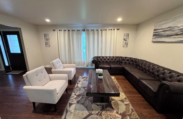 Remodeled SFR w/fireplace, super close to main highways and Chicago