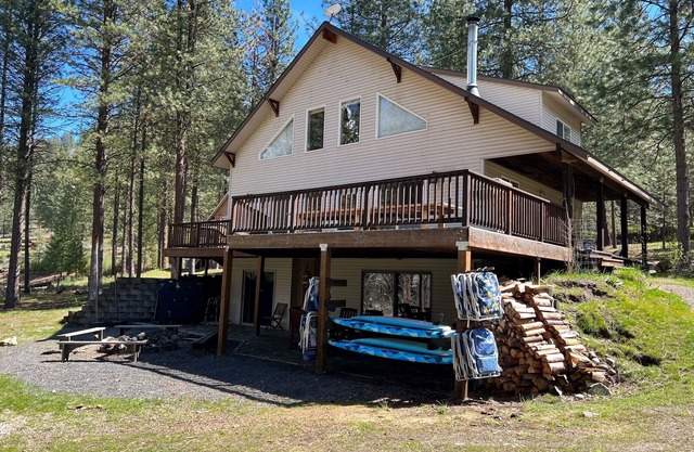 Remote Lake Roosevelt waterfront home