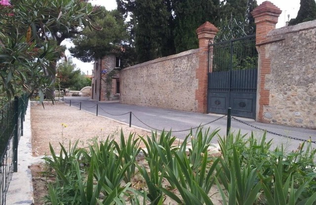 Renovated century-old house with swimming pool in 1200 m2 of wooded grounds