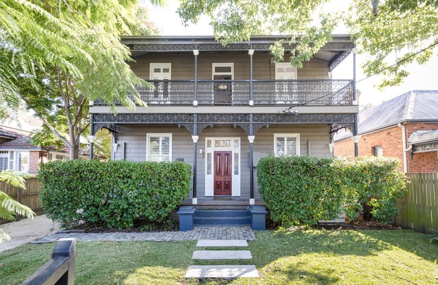 Renovated cottage w/fireplace, pool, pet friendly, close to cafes & Restaurants
