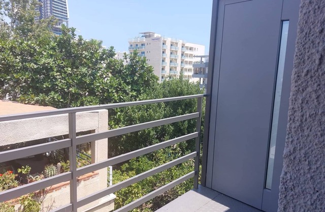 Renovated Ensuite Studio by the Beach
