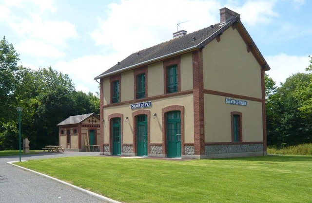 Renovated station house, perfect for hiking, pets allowed, near Greenway