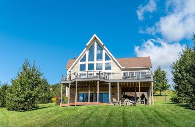 Renovated Home with great VIEWS! Boat dock, hot tub, dog friendly, golf course.