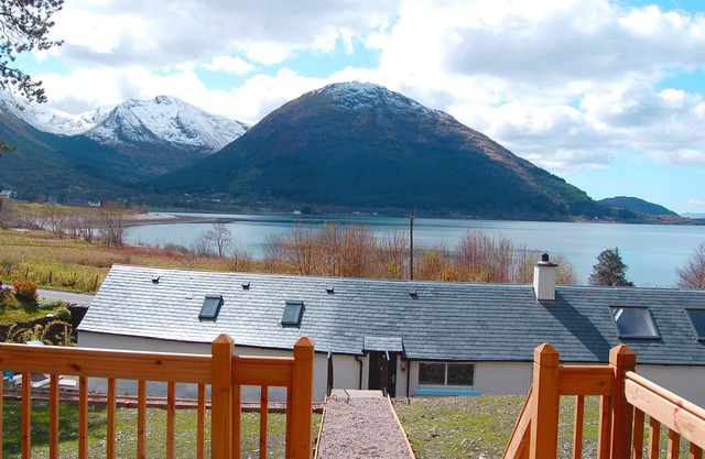 Renovated lochside cottage nr Fort William & Glencoe (sleeps 4-6)