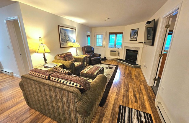 Renovated Nordic Inn Condo-Walk to Town/Loon 1 Mile/Pools/Hot Tb/Gm Rm/Fit Ctr.