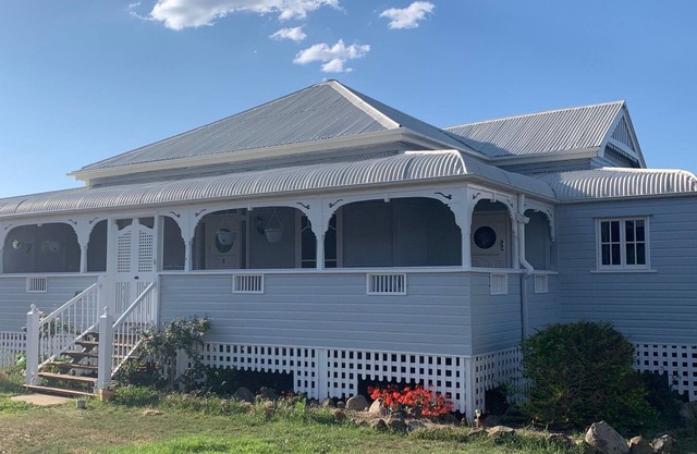 Renovated Queenslander with a pool - close to town!