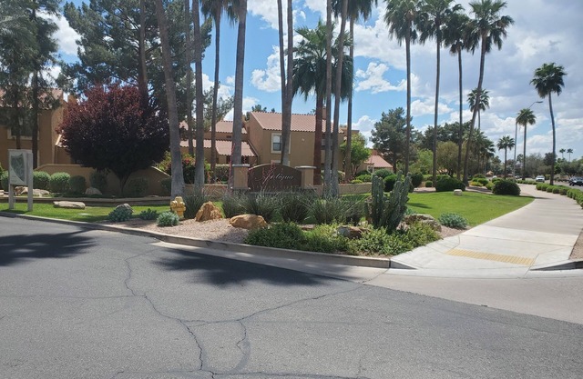 Resort style ground level condo in excellent Scottsdale location off 101 fwy.