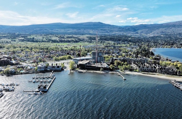 Resort-style Waterfront Condo with Large Terrace, Pool, Hot Tub & Gym