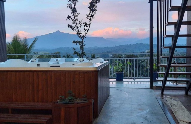 Resort with 6 bedrooms and AC, WiFi in enchanting Kandy