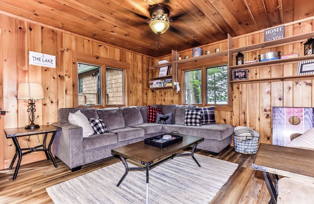Rest easy on Little Portage Lake in Land O' Lakes. Scenic Views! Vacation Heave