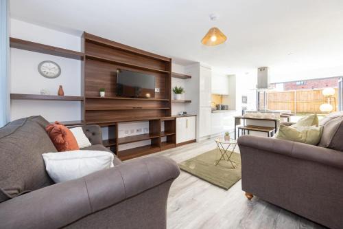 Rest&Recharge at Brookdale House (5 Bedrooms, 15mins to City Centre, Free Parking)