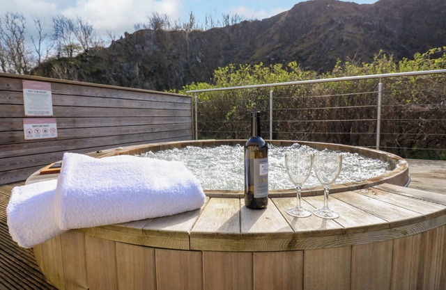 RESTHARROW LODGE, pet friendly, with hot tub in Bamburgh