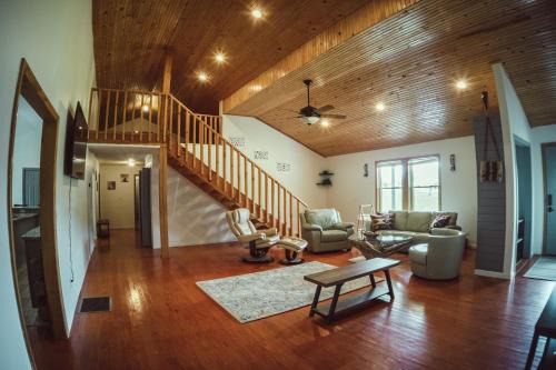 Resting Point - Hot Tub, Firepit, Spacious 4-BR Home