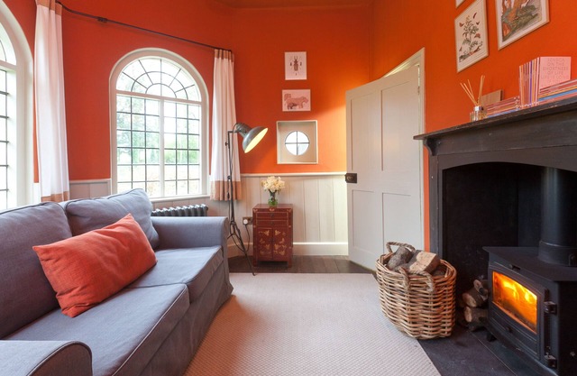 Restored 17th century cottage w/firepit. Nestled within heritage estate grounds.