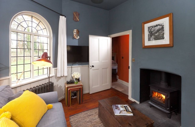 Restored 17th century cottage w/firepit. Nestled within heritage estate grounds.
